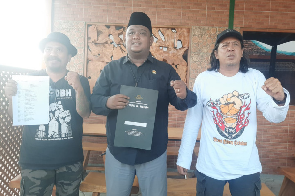Adhi Aprianto (tengah) diapit dua Aktifis Front Blora Selatan.