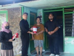 PERINGATI HUT RI 79, BAWASLU BLORA BAGIKAN BERNDERA MERAH PUTIH
