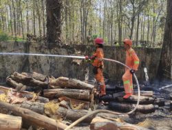 KEBAKARAN TPK PASAR SORE TEMENGENG, 155 BATANG KAYU HANGUS