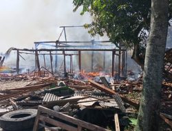 KEBAKARAN HEBAT DI JERUK RANDUBLATUNG, TIGA RUMAH LUDES