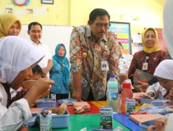 DI DESA BEDONO RATUSAN SISWA ANTUSIAS MENYANTAP BISTIK AYAM PROGRAM MAKAN GRATIS