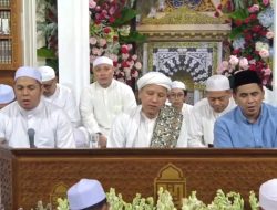 TAJ YASIN DIPUJI HABIB NOVEL DI TENGAH JAMAAH MAULID DI SOLO