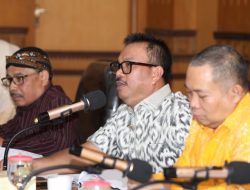 KUNJUNGAN KOMISI IX DPR RI KE DISNAKERTRANS JATENG: KLARIFIKASI DATA PHK