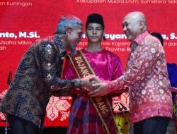 SEKDA JATENG TERIMA PENGHARGAAN ATAS USAHANYA DALAM MEMAJUKAN UKM