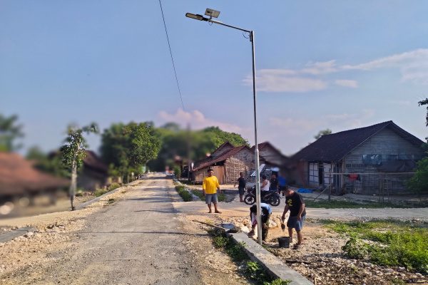 PENERANGAN JALAN TENAGA SURYA: SOLUSI CERDAS UNTUK DESA JATISARI