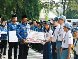 NANA BERIKAN PENGHARGAAN KEPADA SISWA BERPRESTASI DI HARI KESAKTIAN PANCASILA