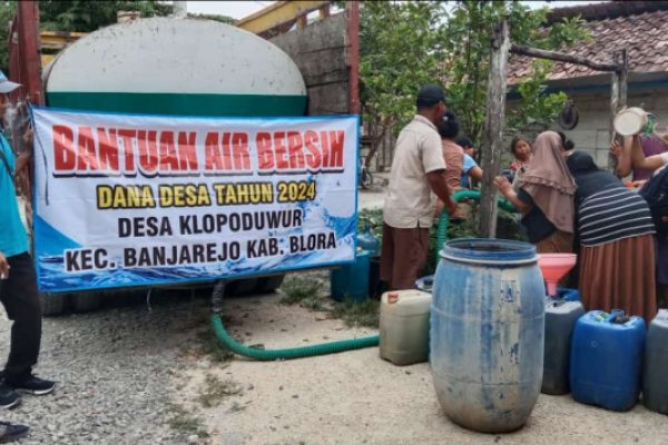 TERDAMPAK KEMARAU, PEMDES KLOPODUWUR SALURKAN AIR BERSIH UNTUK WARGA