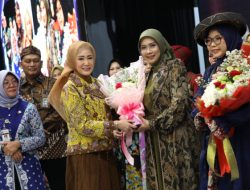 PULUHAN PERAGAWATI DADAKAN DEKRANASDA MERIAHKAN PERAGAAN WASTRA JAWA TENGAH