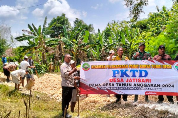 PKTD DESA JATISARI: WARGA GOTONG ROYONG PERBAIKI JALAN UNTUK PENINGKATAN AKSES DESA