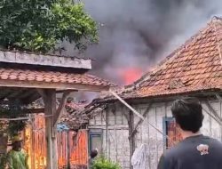KEBAKARAN DIDUGA AKIBAT KORSLETING LISTRIK, DUA RUMAH DI DESA KEBONREJO TERBAKAR