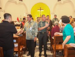 KUNJUNGI DUA GEREJA, NANA SUDJANA: IBADAH MISA NATAL BERJALAN LANCAR DAN AMAN