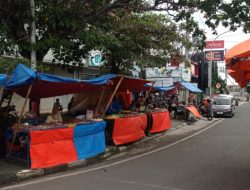 JELANG TAHUN BARU 2025, ALUN-ALUN BLORA PENUH PEDAGANG KAKI LIMA