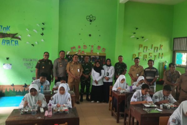 BLORA RESMI LAUNCHING PROGRAM MAKAN BERGIZI GRATIS UNTUK PELAJAR DAN IBU