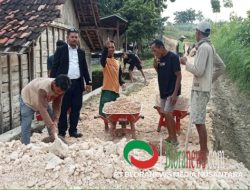 PENAMPILAN PARLENTE MBAH BAMBANG JADI SOROTAN SAAT BANTU PERBAIKAN JALAN JURANGJERO