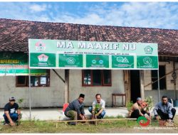 MA MA’ARIF NU DOPLANG DAN PT SPP SUMBER BERSINERGI HIJAUKAN LINGKUNGAN DENGAN 300 BIBIT POHON