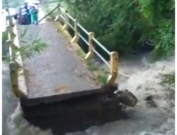 JEMBATAN PENGHUBUNG DI PLOSOREJO AMBRUK DIHANTAM ARUS DERAS