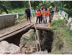 LONGSOR PUTUSKAN JEMBATAN DI RANDUBLATUNG, WARGA GUNAKAN JALUR ALTERNATIF