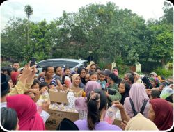 PUSKESMAS JIKEN BAGIKAN RATUSAN TAKJIL, WARGA ANTUSIAS