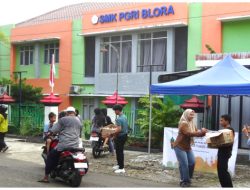 PRIBA BERBAGI: OSIS SMK PGRI BLORA BERBAGI TAKJIL DI BULAN RAMADAN