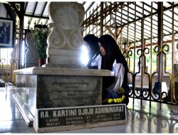 ZIARAH SISWI DKV SMKN 1 BLORA KE MAKAM RA KARTINI: MENGENANG SEMANGAT EMANSIPASI