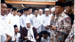 AHMAD LUTHFI DAN TAJ YASIN HADIRI PEMAKAMAN NYAI DJAMILAH HAMID BAIDHOWI DI LASEM