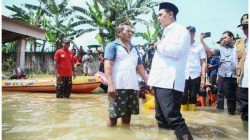 WAGUB JATENG TINJAU LOKASI BANJIR GROBOGAN, SERAHKAN BANTUAN LOGISTIK DAN OBAT