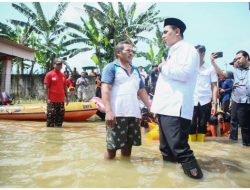 WAGUB JATENG TINJAU LOKASI BANJIR GROBOGAN, SERAHKAN BANTUAN LOGISTIK DAN OBAT
