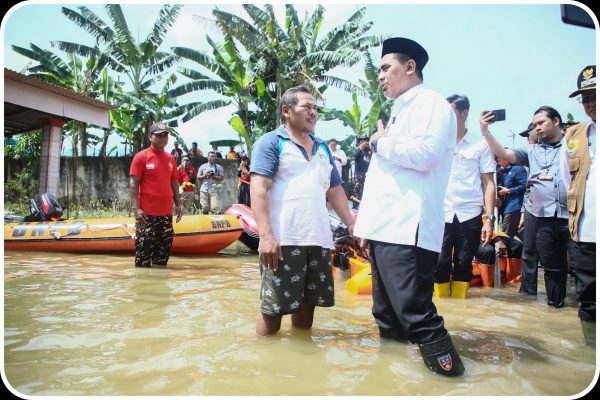 WAGUB JATENG TINJAU LOKASI BANJIR GROBOGAN, SERAHKAN BANTUAN LOGISTIK DAN OBAT