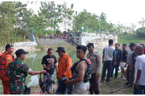 TERGELINCIR DI JEMBATAN KALI LUSI, PENGENDARA MOTOR MEREGANG NYAWA