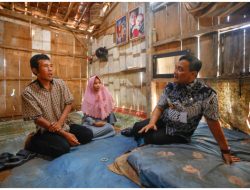 SENYUM SUNOTO DAN SOFIYATI USAI RUMAHNYA DIKUNJUNGI GUBERNUR AHMAD LUTHFI