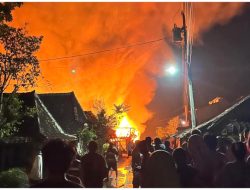 KEBAKARAN HEBAT DI TODANAN BLORA, DUA RUMAH HANGUS DILALAP API