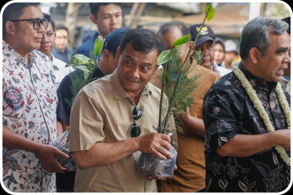 WARGA PESISIR KERTOSARI GANTUNGKAN HARAPAN PADA HUTAN MANGROVE UNTUK HADANG ROB DAN ABRASI