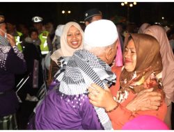 TANGIS HARU WARNAI KEPULANGAN JEMAAH HAJI BLORA DARI TANAH SUCI