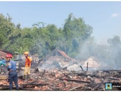 TIGA RUMAH DI TUNJUNGAN HANGUS TERBAKAR, WARGA HANYA BISA MENYELAMATKAN DIRI