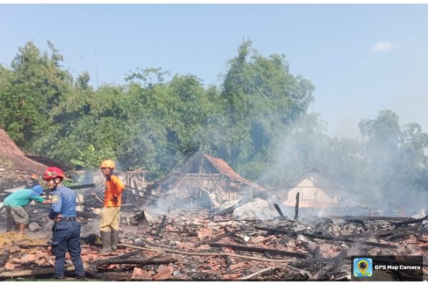 TIGA RUMAH DI TUNJUNGAN HANGUS TERBAKAR, WARGA HANYA BISA MENYELAMATKAN DIRI