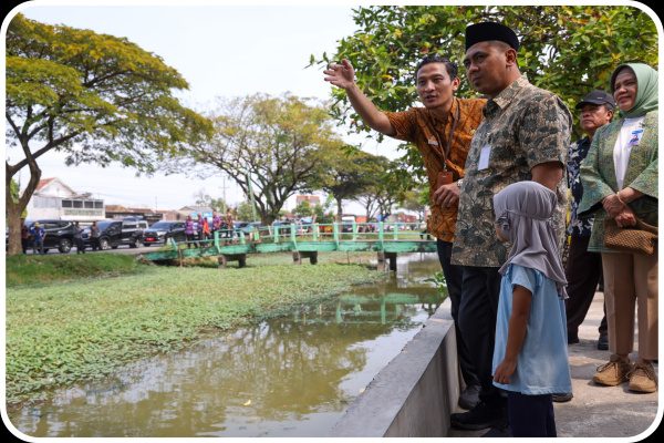 TAJ YASIN TINJAU NORMALISASI SUNGAI PELAYARAN DEMAK UNTUK ATASI ROB