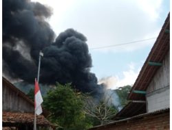 SUMUR MINYAK DI GANDU MELEDAK, API MELAHAP RUMAH DAN TEWASKAN SATU WARGA
