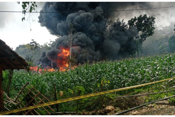 4 JAM API BELUM PADAM, LEDAKAN SUMUR MINYAK DI GANDU TEWASKAN SATU WARGA DAN HANGUSKAN 2 EKOR SAPI