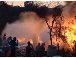 HINGGA MALAM API BELUM PADAM, LEDAKAN SUMUR MINYAK DI GANDU BIKIN WARGA MENGUNGSI