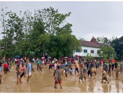 FESTIVAL TANGKAP LELE MERIAHKAN HUT RI KE-80 DI KARANGANYAR TODANAN