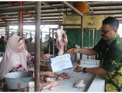 DP4 BLORA PASANG PLAKAT HALAL DI KIOS DAGING SAPI PASAR SIDO MAKMUR
