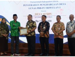 KADES SEMPU TERIMA PENGHARGAAN DESA LUNAS PBB-P2 TERCEPAT