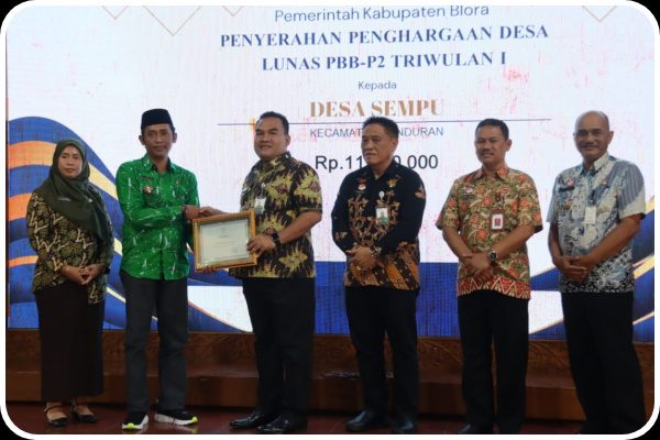 KADES SEMPU TERIMA PENGHARGAAN DESA LUNAS PBB-P2 TERCEPAT