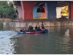 WARGA BLORA TENGGELAM DI KALI SUROBOYO SAAT CARI IKAN, SATU LAGI BELUM DITEMUKAN