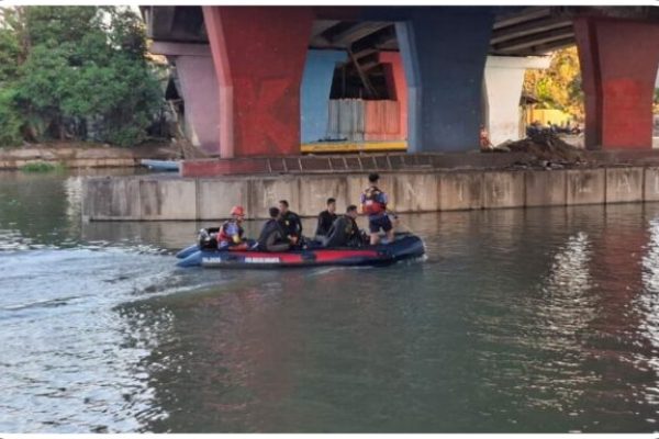 WARGA BLORA TENGGELAM DI KALI SUROBOYO SAAT CARI IKAN, SATU LAGI BELUM DITEMUKAN