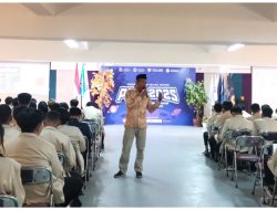RATUSAN MAHASISWA IKUTI SOSIALISASI ANTI KORUPSI DI AMIKOM SURAKARTA