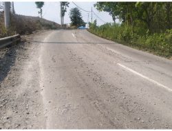 TUMPAHAN MATERIAL COR DI TANJAKAN LEMAH PUTEH BLORA BAHAYAKAN PENGENDARA
